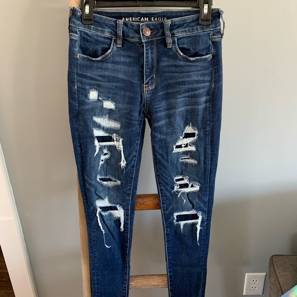 American Eagle women’s distressed dark wash jeans size 4